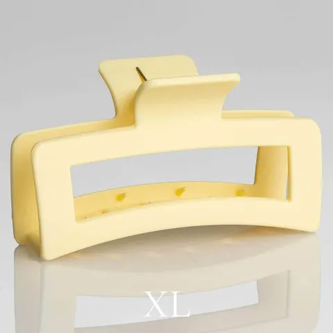 Matt citron hårklämma XL 13 cm på modell