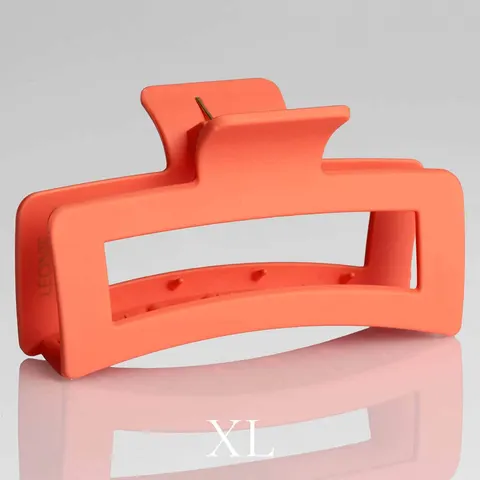 Matt korall hårklämma XL 13 cm (andrasortering) på modell