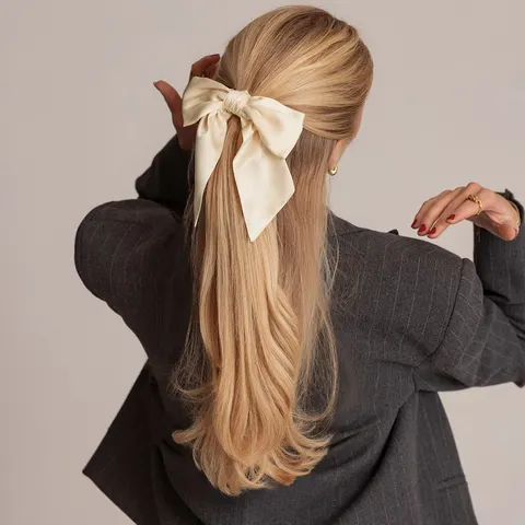 Ljus champagne färgad rosett i mullbärssilke med en scrunchie för skonsam hår styling