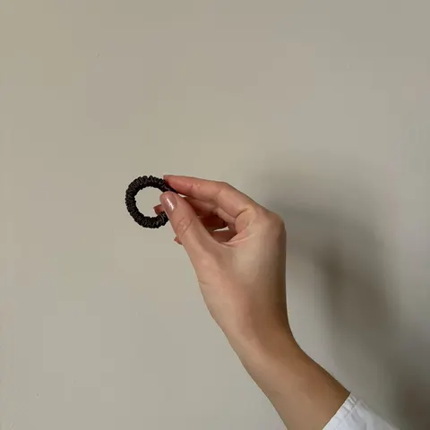 Sidenscrunchie Mini Chokladbrun – bild 5
