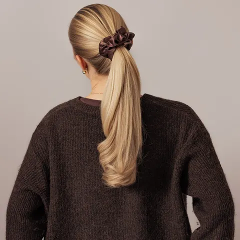 Chokladbrun sidenscrunchie Fluffig – miljöbild