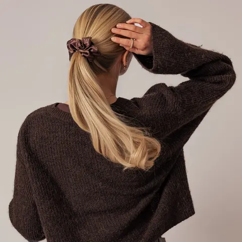 Sidenscrunchie Fluffig Chokladbrun – bild 4