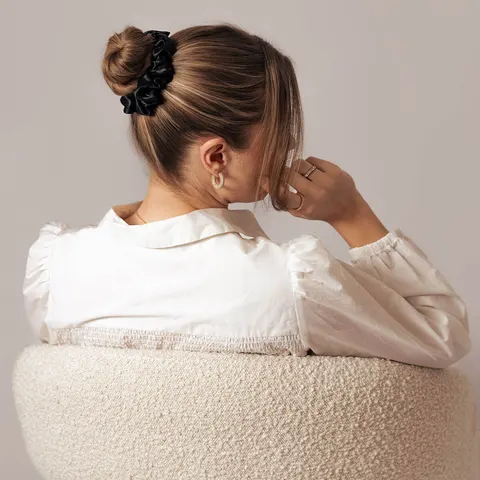 Svart sidenscrunchie Fluffig på modell