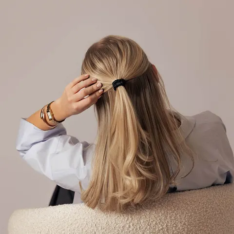 Svart sidenscrunchie Mini på modell