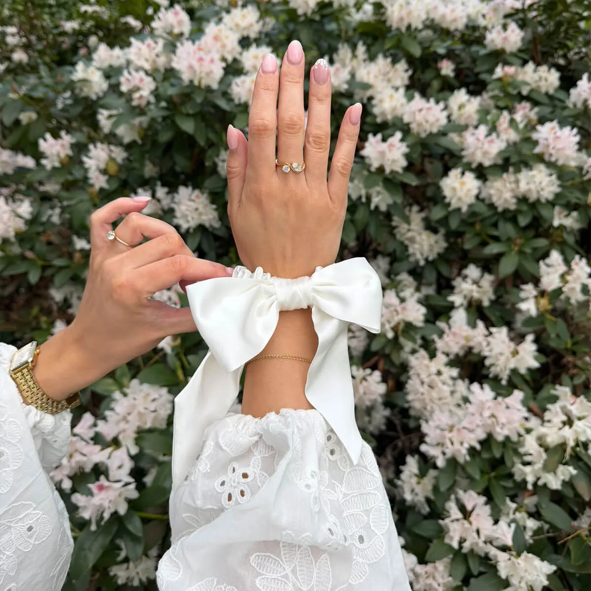 Vit rosett-scrunchie i siden – miljöbild