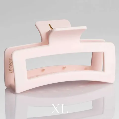 Matt pastellrosa hårklämma XL 13 cm (andrasortering) på modell
