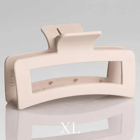 Matt ljusbeige hårklämma XL 13 cm (andrasortering) på modell