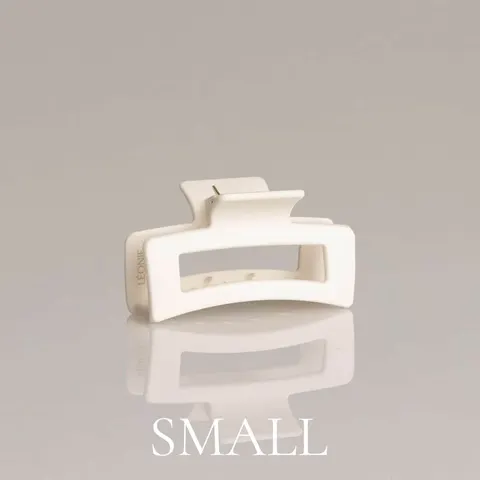 Cremevit hårklämma i storlek small – matt finish i Léonie-design, produktbild mot ljus bakgrund
