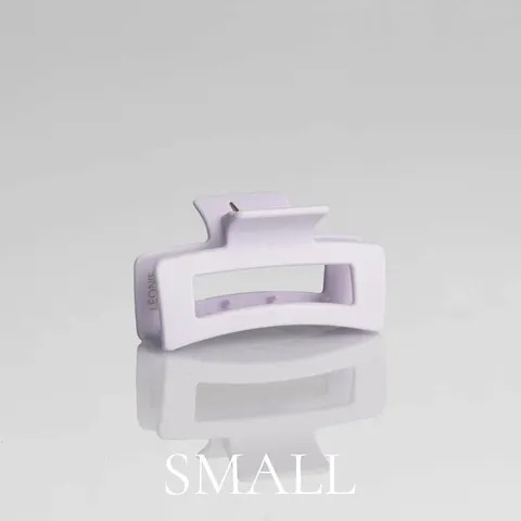 Lila hårklämma i storlek small – matt finish i Léonie-design, produktbild mot ljus bakgrund