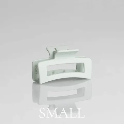 Grön hårklämma i storlek small – matt finish i Léonie-design, produktbild mot ljus bakgrund