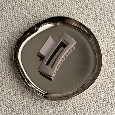 Matt taupe hårklämma Small 6,5 cm – miljöbild