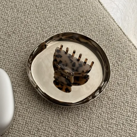 Creme noir hårklämma, Signature Collection – miljöbild