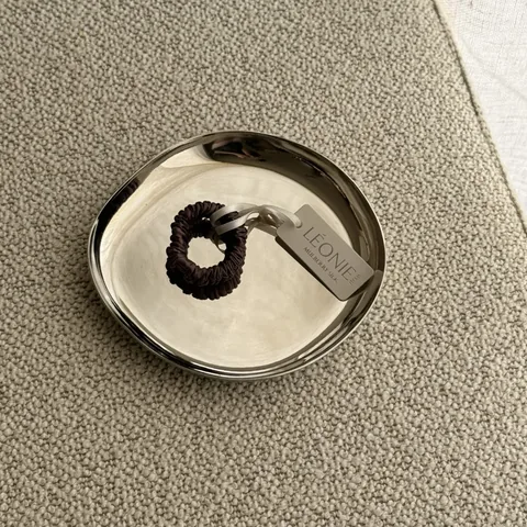 Chokladbrun sidenscrunchie Mini – miljöbild