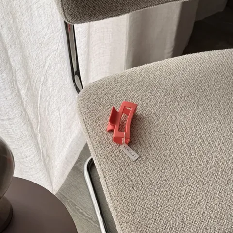 Matt korall hårklämma Medium 8,5 cm – miljöbild