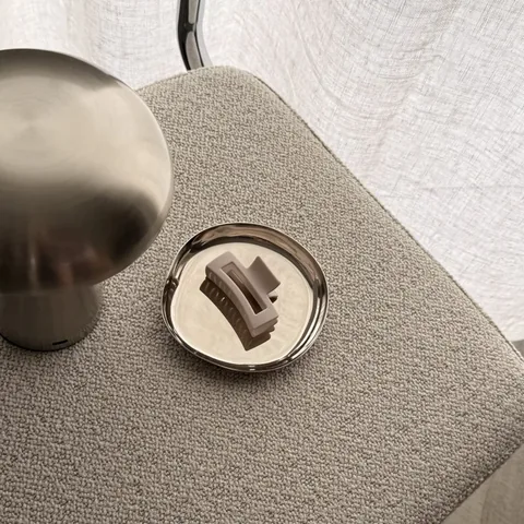 Matt ljusbeige hårklämma Small 6,5 cm – miljöbild