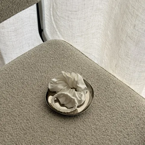 Vit sidenscrunchie Fluffig – miljöbild