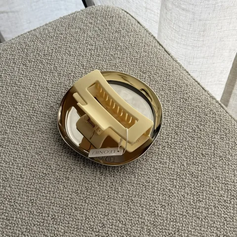 Matt citron hårklämma Large 10,5 cm – miljöbild