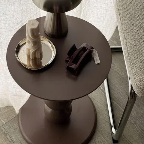 Glansig burgundy hårklämma Large 10,5 cm – miljöbild