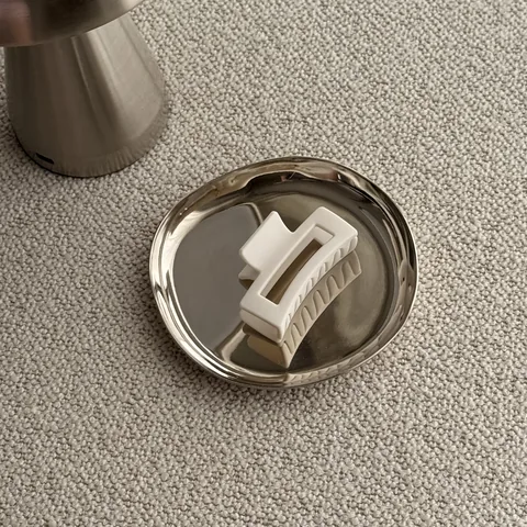 Matt cremevit hårklämma Small 6,5 cm på silverfat – miljöbild