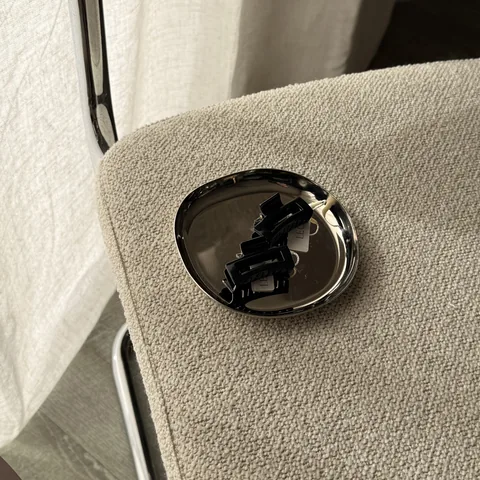 Glansig svart hårklämma Mini 2-pack 4,5 cm på silverfat – miljöbild
