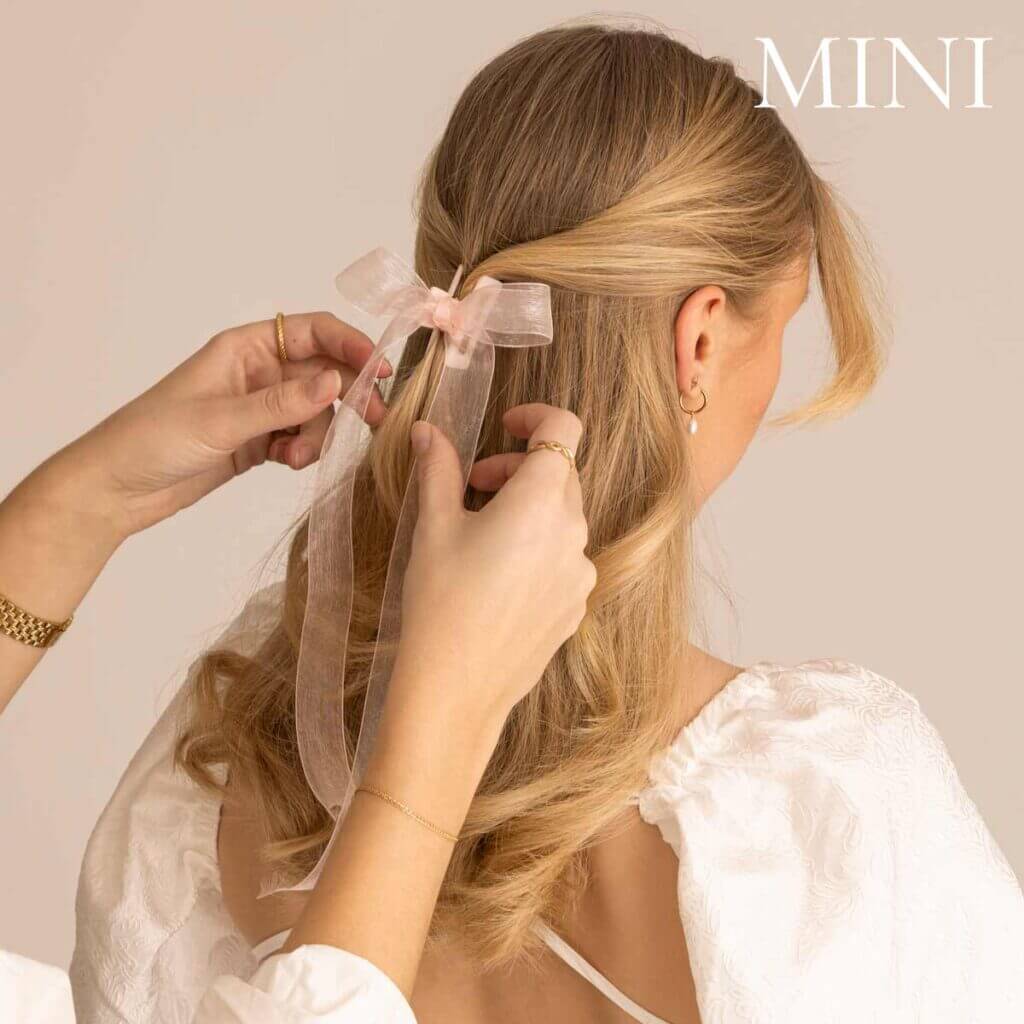 Rosa mini hår klämma med sidenband.