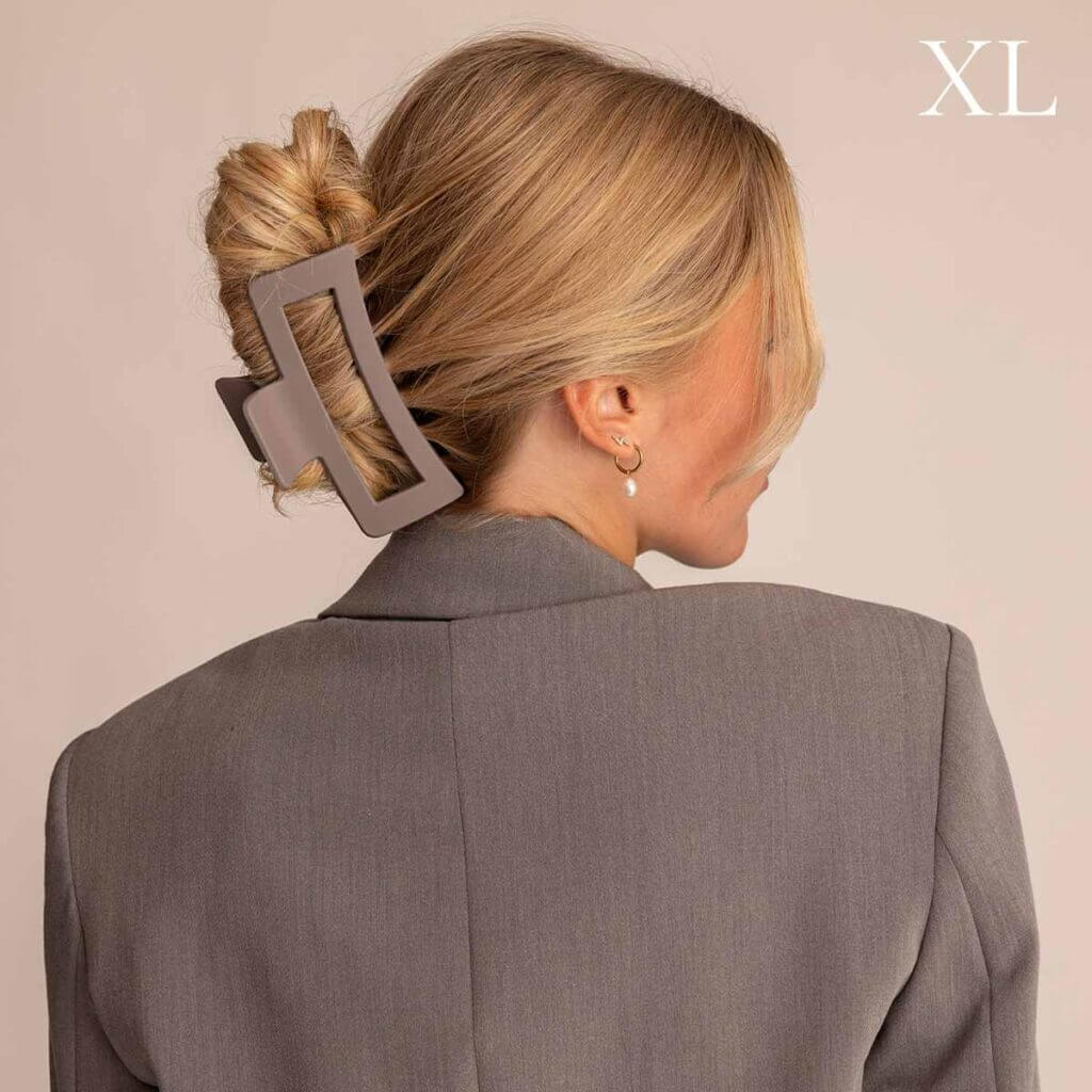 Xl hårklämma stylad i en heluppsättning i en matt taupe finish