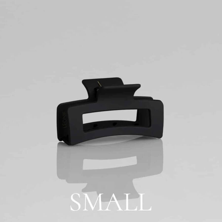 Matt svart hårklämma i storlek small – i Léonie-design för tunt hår, produktbild mot ljus bakgrund
