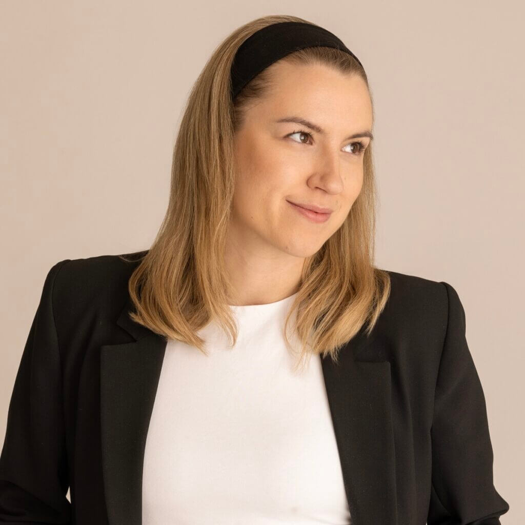 Svart hårband i flexibel modell – användbart för styling, träning eller vila