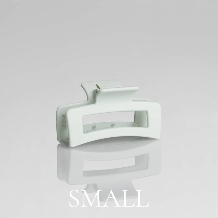 Grön hårklämma i storlek small – matt finish i Léonie-design, produktbild mot ljus bakgrund