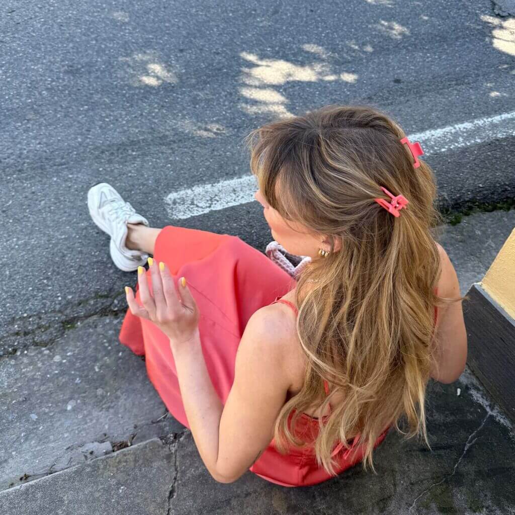 Rosa mini hårklämmor i kreativ frisyr - matchande rosa klänning och lugg