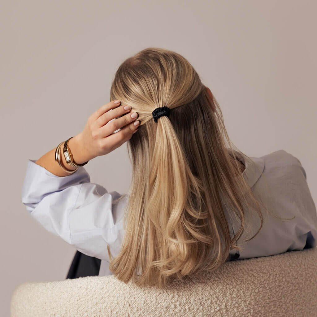 Sidenscrunchie-Svart-mini-3
