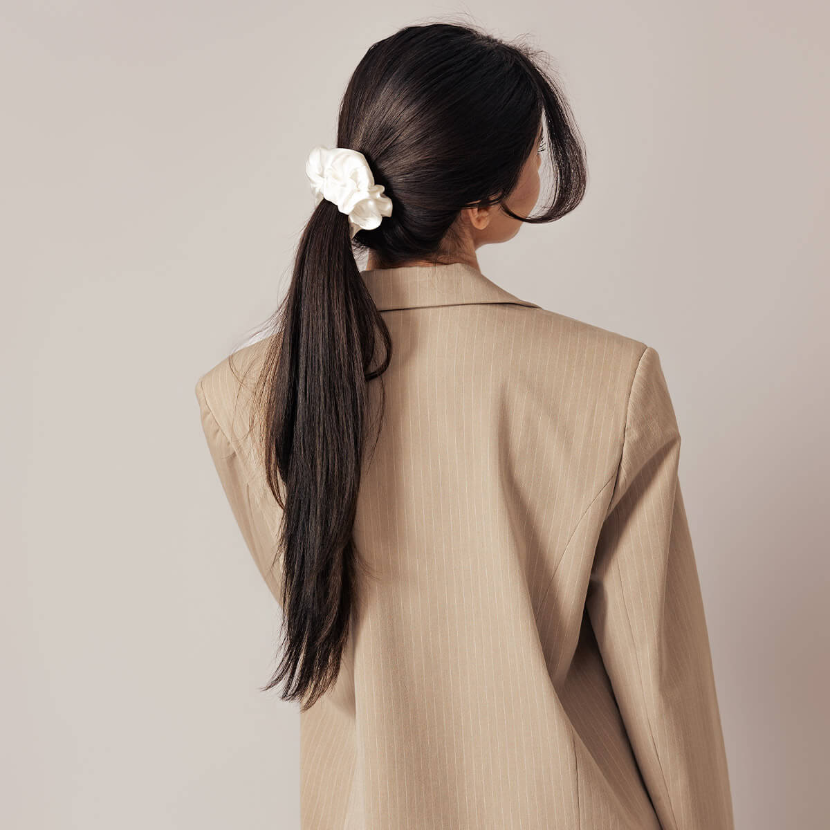 Sidenscrunchie-Vit-Fluffig-3